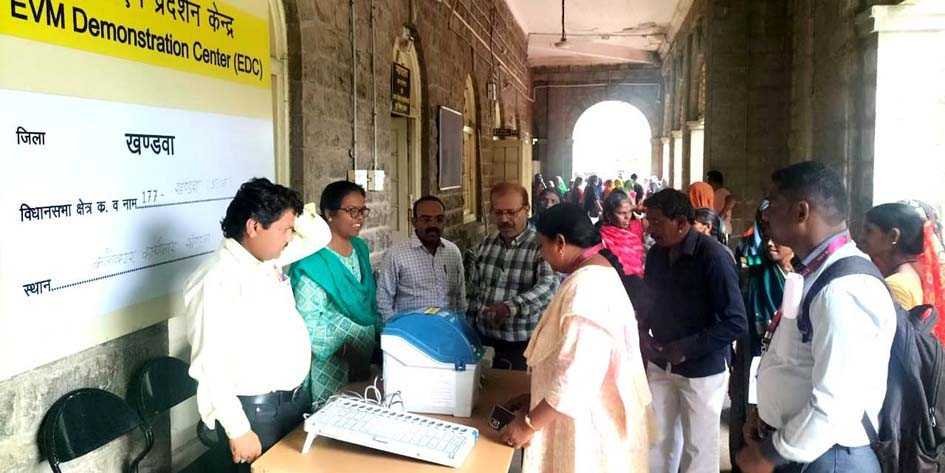 कलेक्ट्रेट परिसर में ईव्हीएम एवं वीवीपैट मशीन का प्रदर्शन