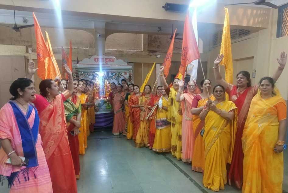 हिंदू राष्ट्र के झंडे फहराकर किया मिट्टी पूजन