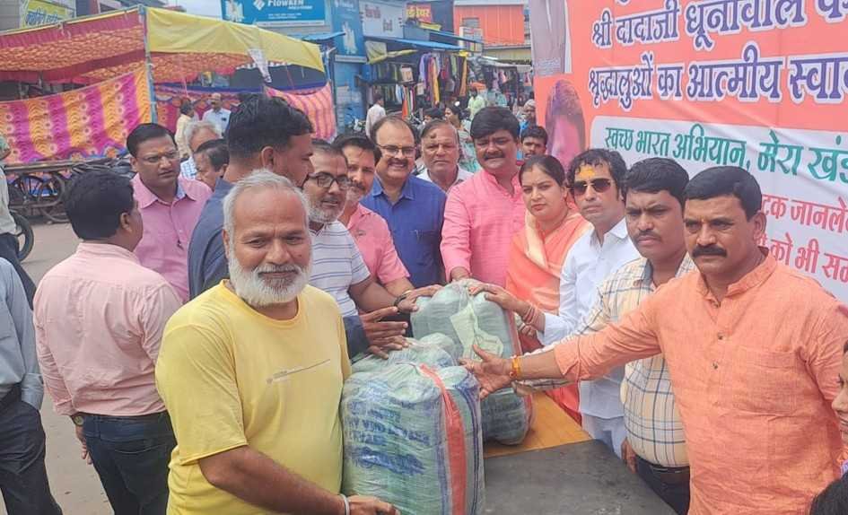 निगम की अनोखी पहल : भंडारों के लिए वितरण किए जीरो वेस्ट सूखे पत्तल-दोने