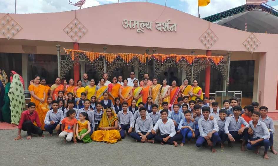 विद्यार्थी निशान लेकर पहुंचे दादाजी धाम