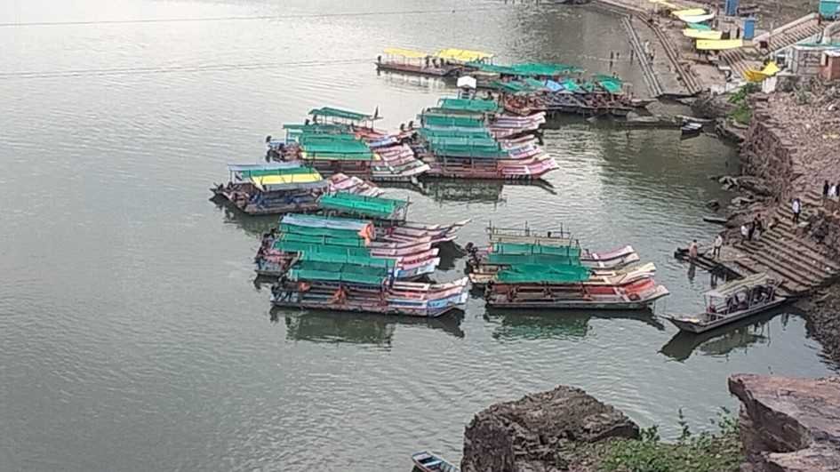 नर्मदा में नावें बंद, प्रशासन व नाविकों में टकराव?