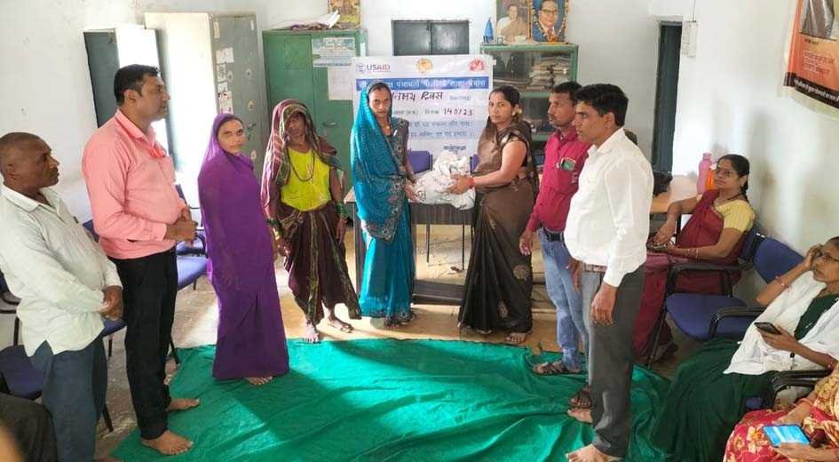 निक्षय दिवस पर मरीजों की निक्षय मित्र बनी सरपंच
