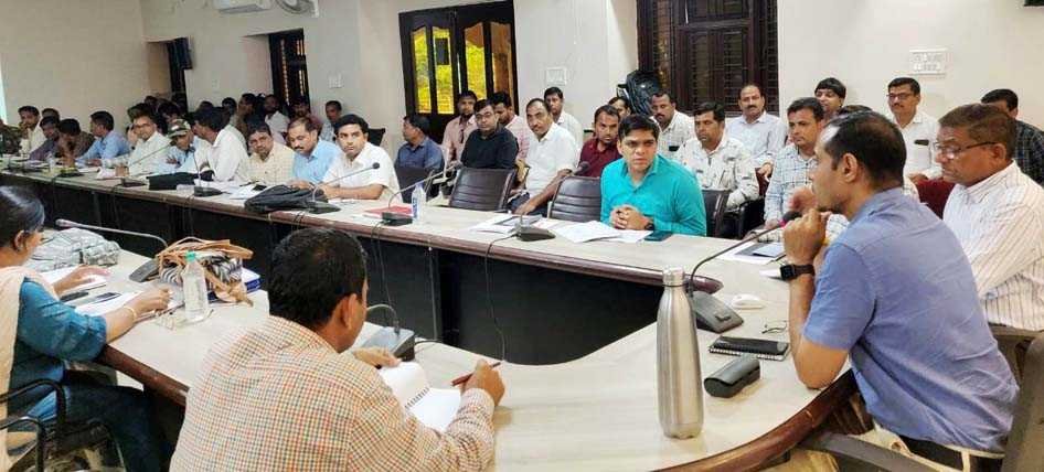 जिला पंचायत सीईओ ने की विभागीय योजनाओं की समीक्षा