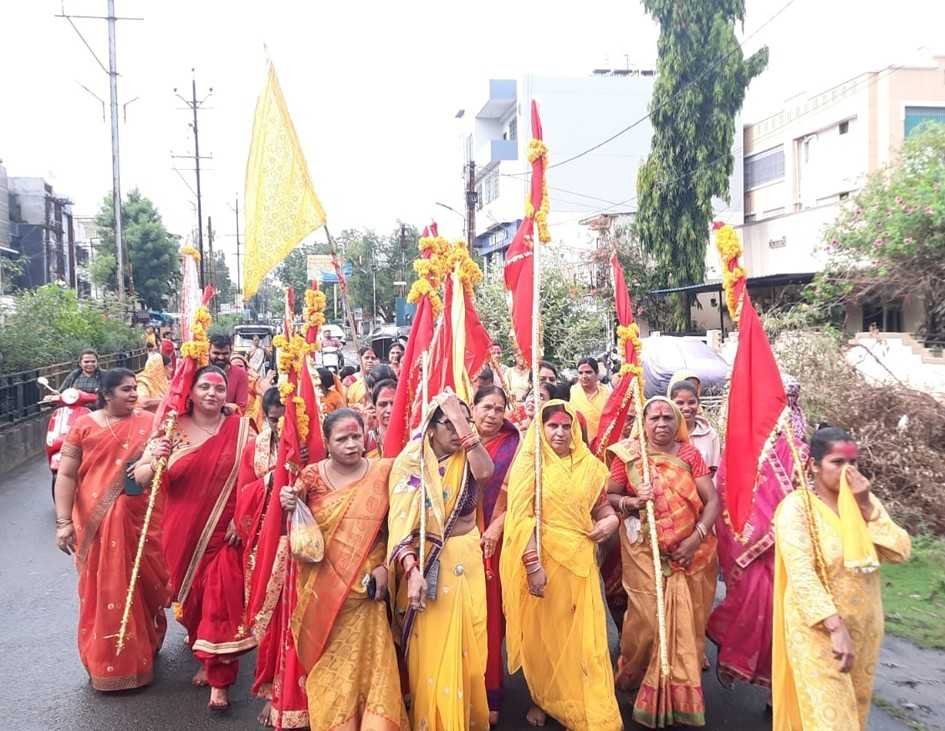 मातृशक्ति ने दादा दरबार में अर्पित किए निशान