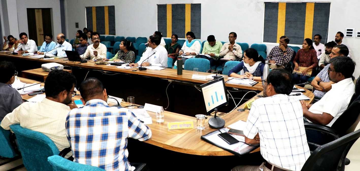 किशोरी बालिकाओं को बाल विवाह के दुष्परिणाम बताएं