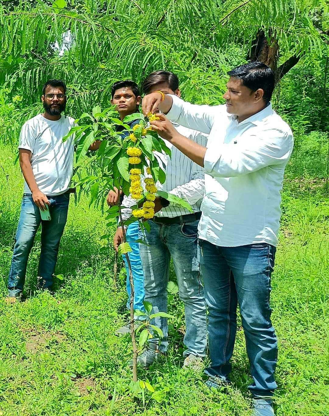 विश्व प्रकृति संरक्षण दिवस पर युवाओं ने पौधों का पूजन कर बांधे
