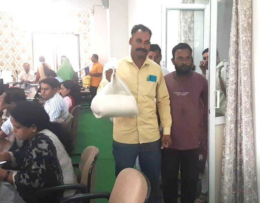 मिलावटी शक्कर लेकर पहुंचा आवेदक, कलेक्टर ने दिए जाँच के निर्देश