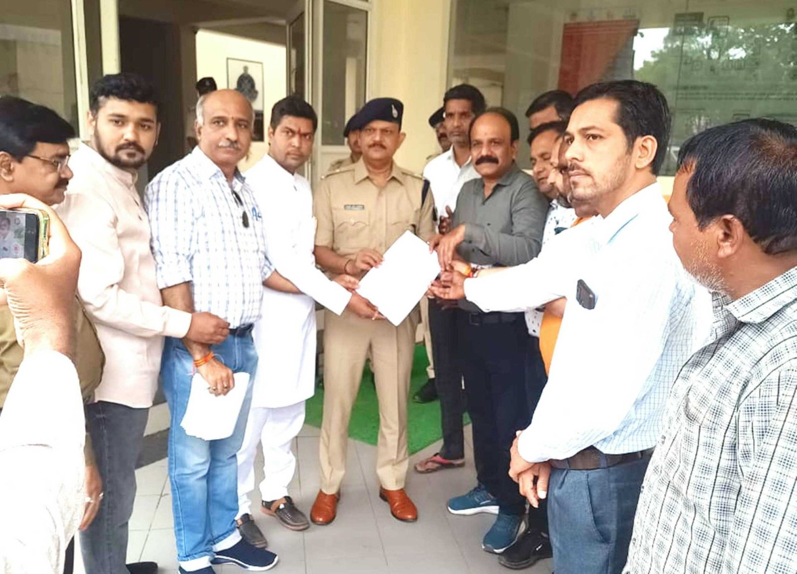 भाजपा की छवि खराब करने वालो पर प्रकरण दर्ज किए जाने को लेकर विधि प्रकोष्ठ ने दिया ज्ञापन