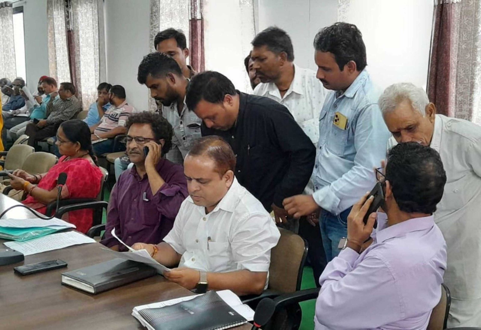 जिला सहकारी केन्द्रीय बैंक प्रबंधक की प्रताड़ना से परेशान होकर किसान पहुंचे कलेक्टर के पास