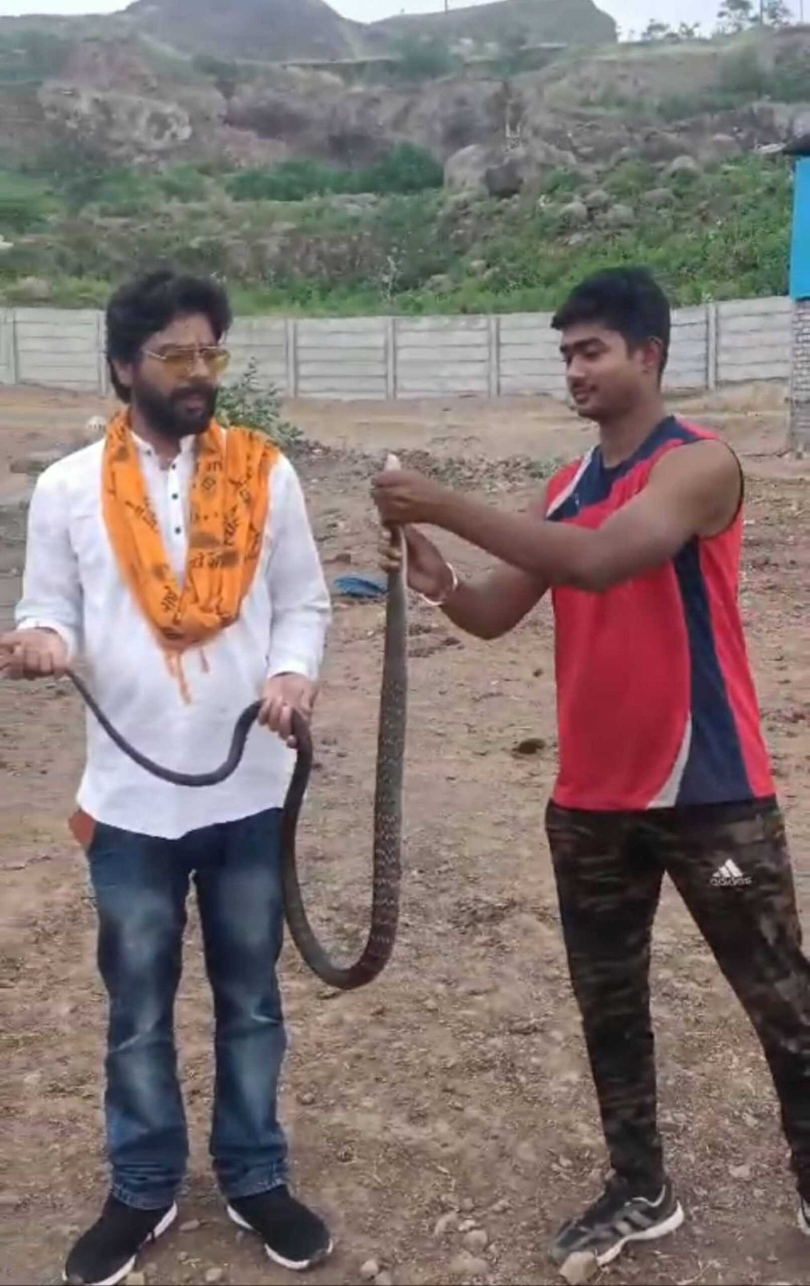 48 घंटे रेस्क्यू कर पकड़ा 7 फीट लंबा साप, सुरक्षित रूप से अन्यत्र जगह छोड़ा