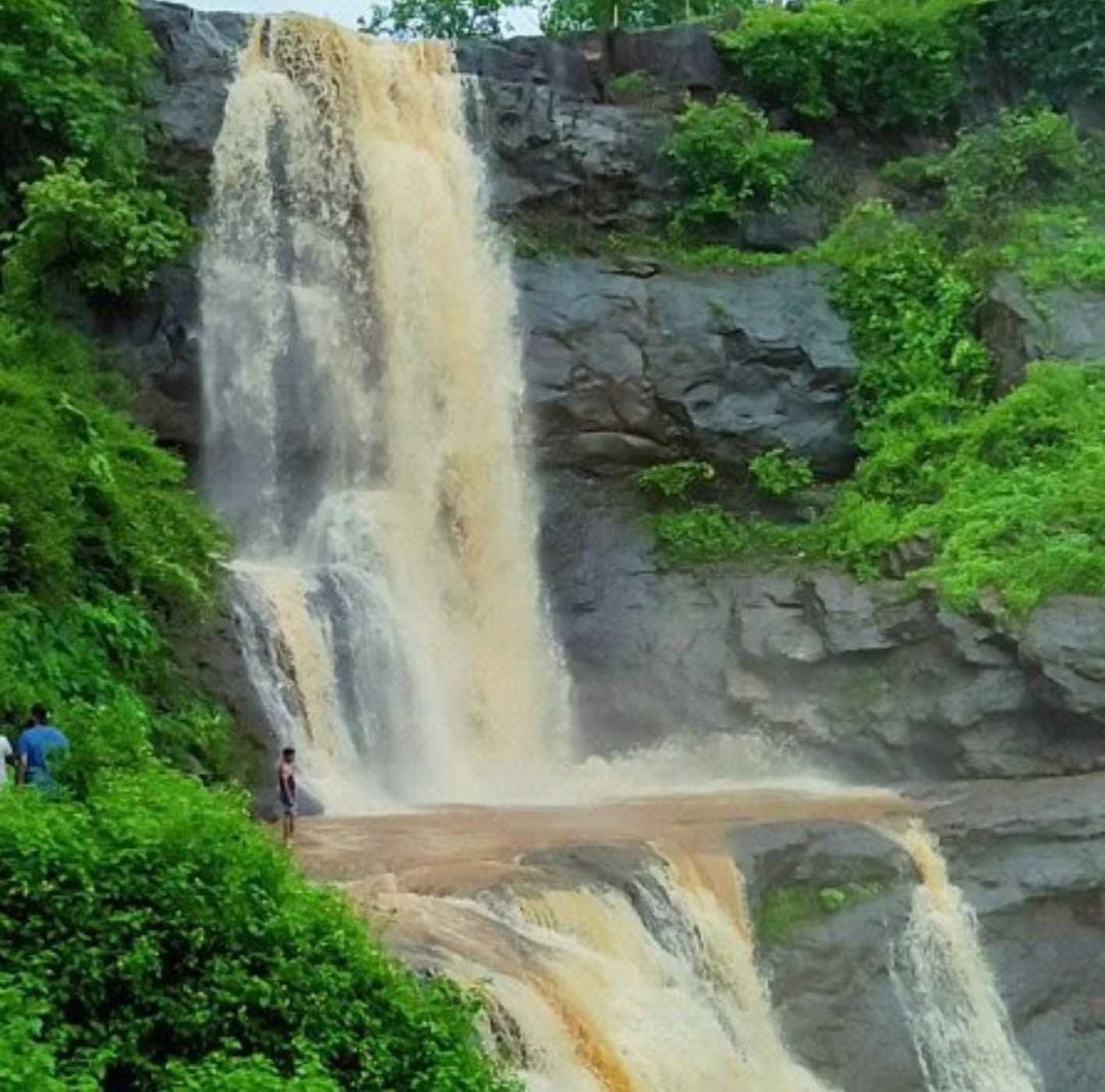 गोराखाल झरने का मनमोहक दृश्य