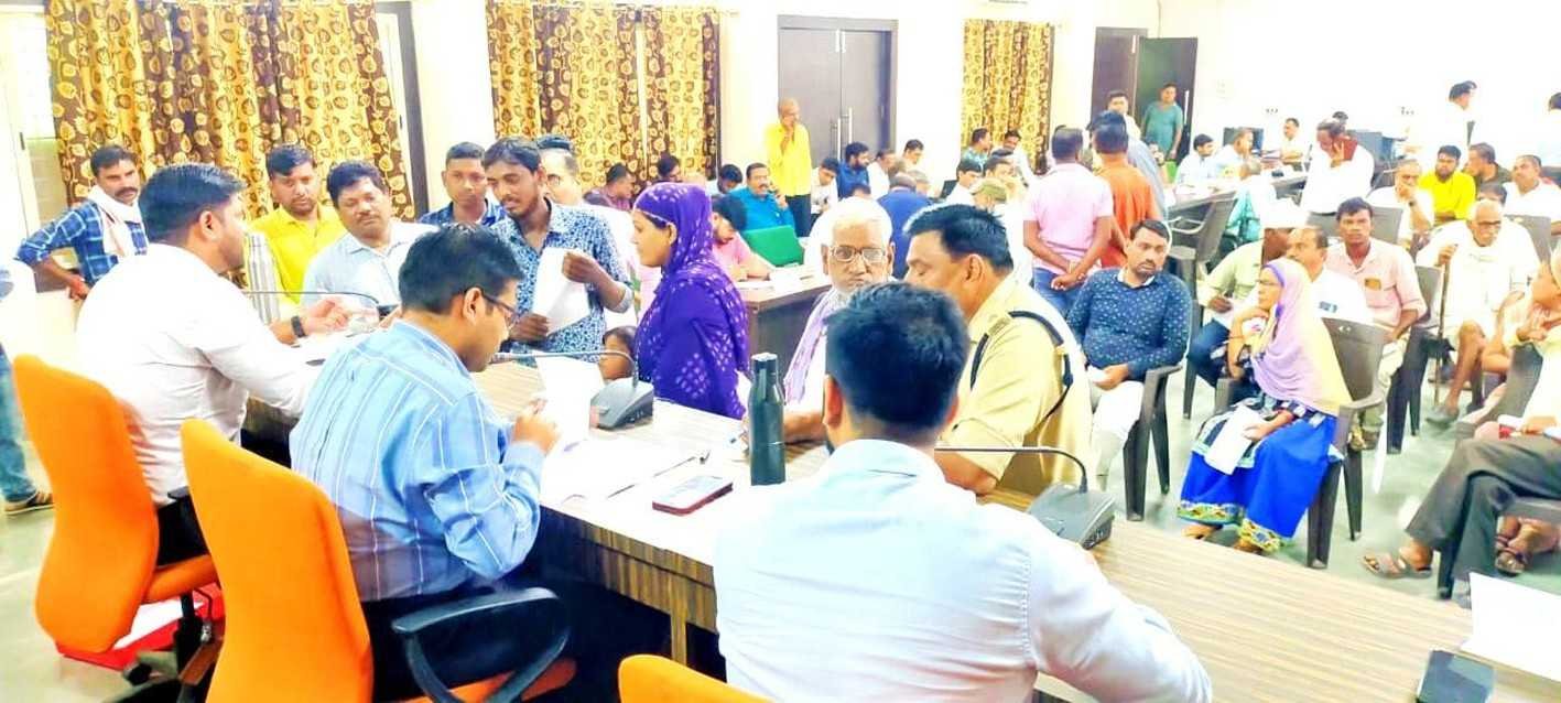 कलेक्टर ने जनसुनवाई में नागरिकों की समस्याएं सुनी
