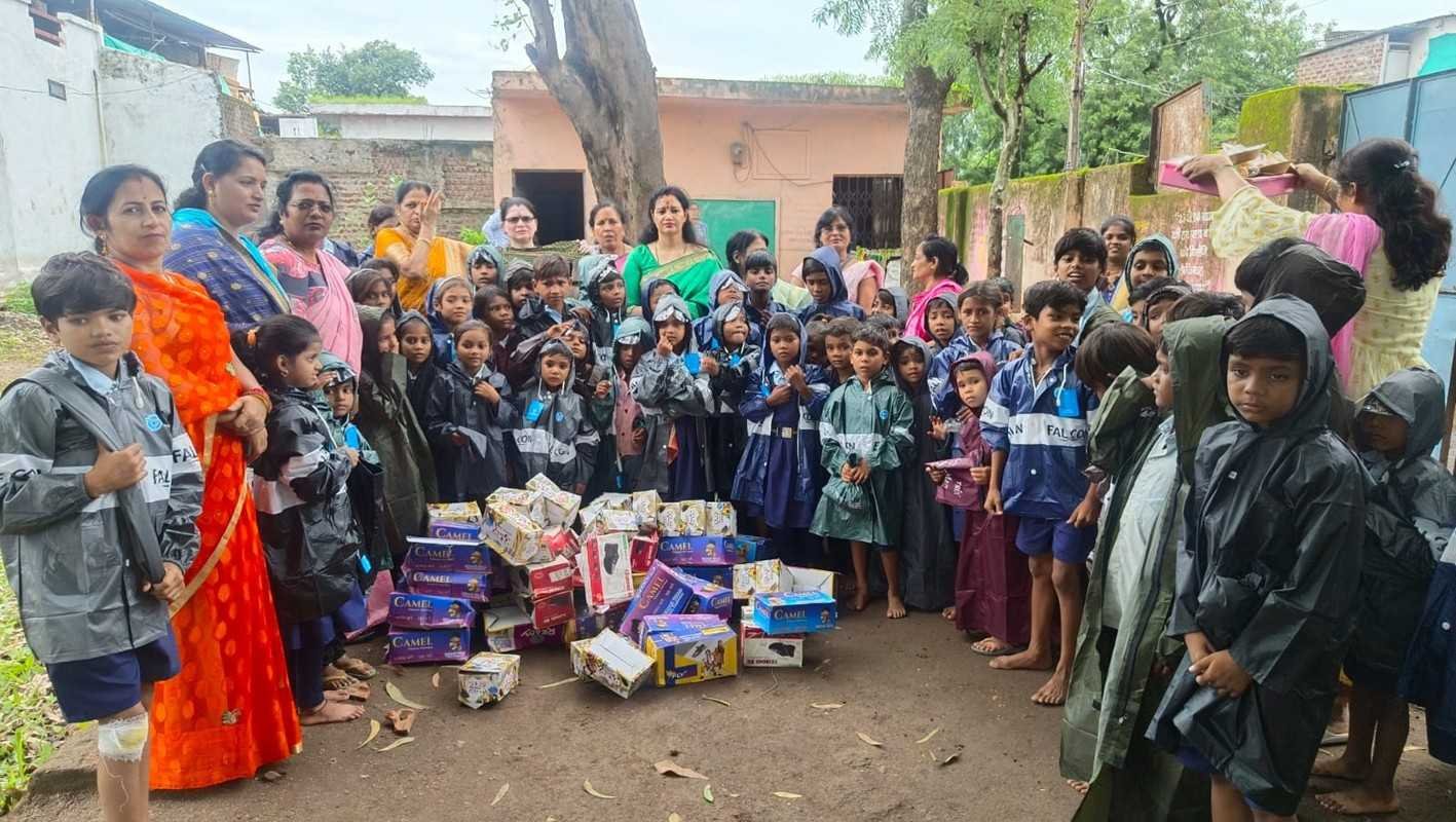 रेनकोट और जूते पाकर गदगद हुए स्कूली बच्चें