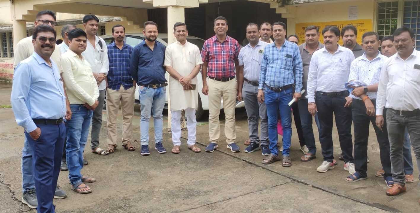जनसुनवाई में आवेदन देकर बताई समस्या  