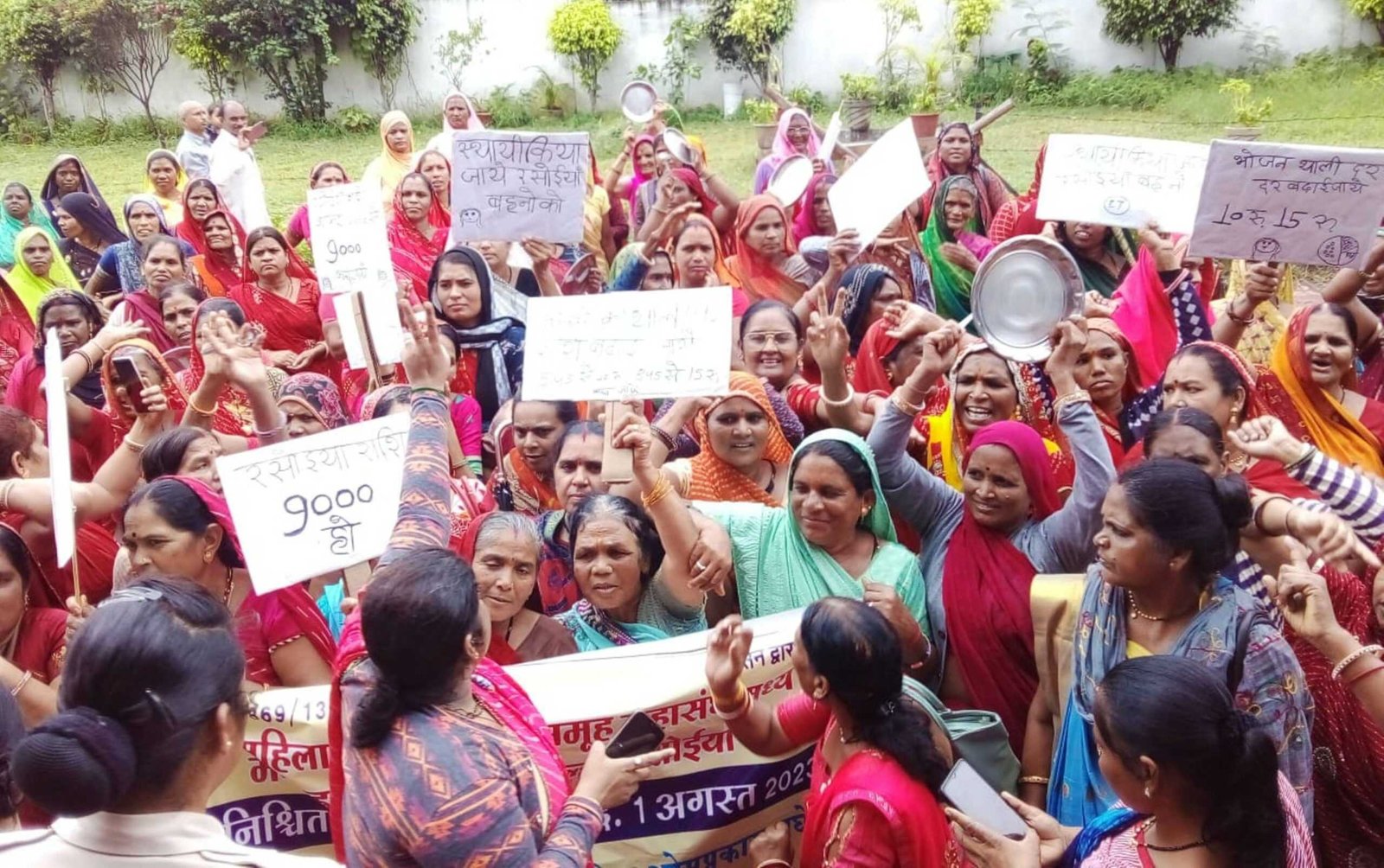 प्रांतीय महिला स्व सहायता समूह महासंघ की महिलाएं बैठी अनिश्चितकालीन हड़ताल पर