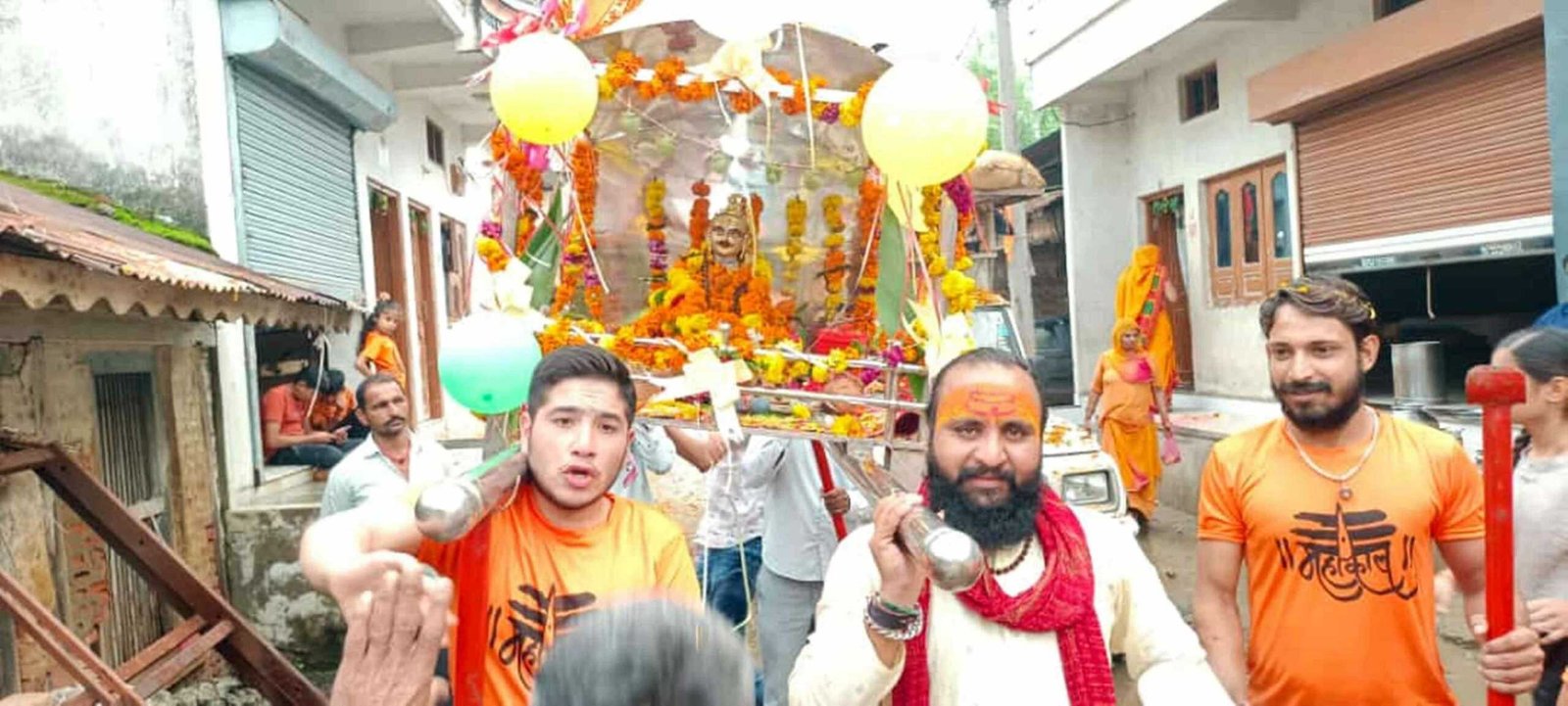 बाबा महांकाल की शाही सवारी निकली, नर्मदा व क्षिप्रा का जल घर-घर किया वितरण