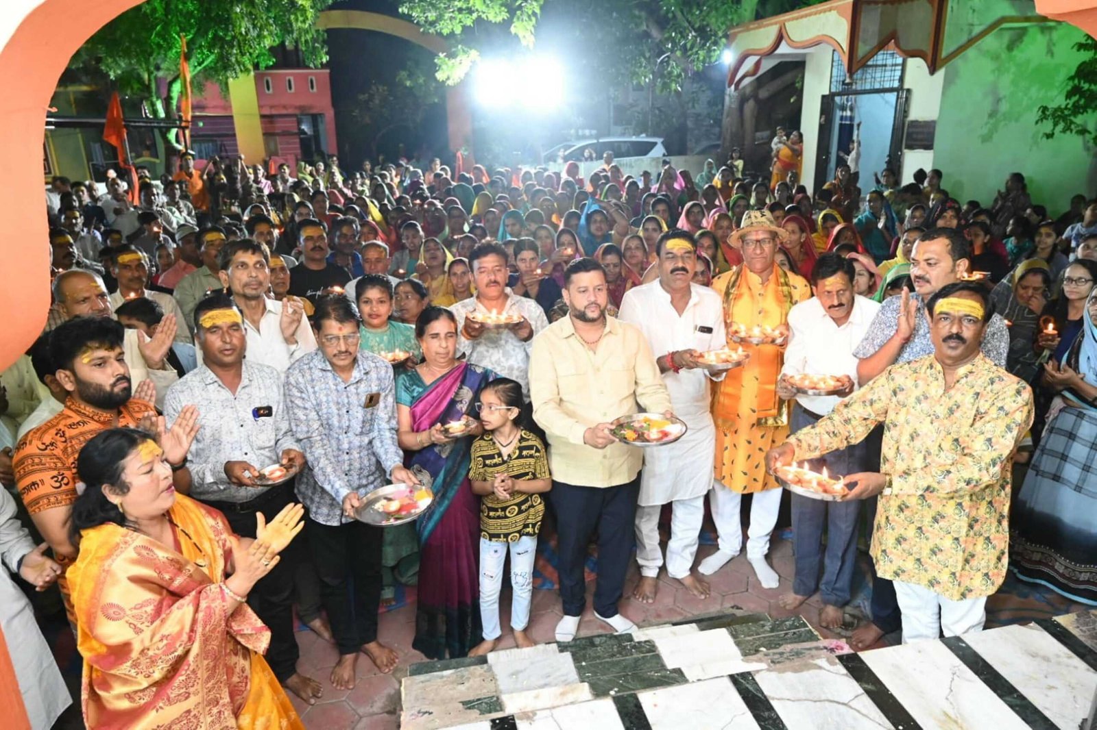 108 दीपो से नीलकंठेश्वर महादेव की भव्य महाआरती