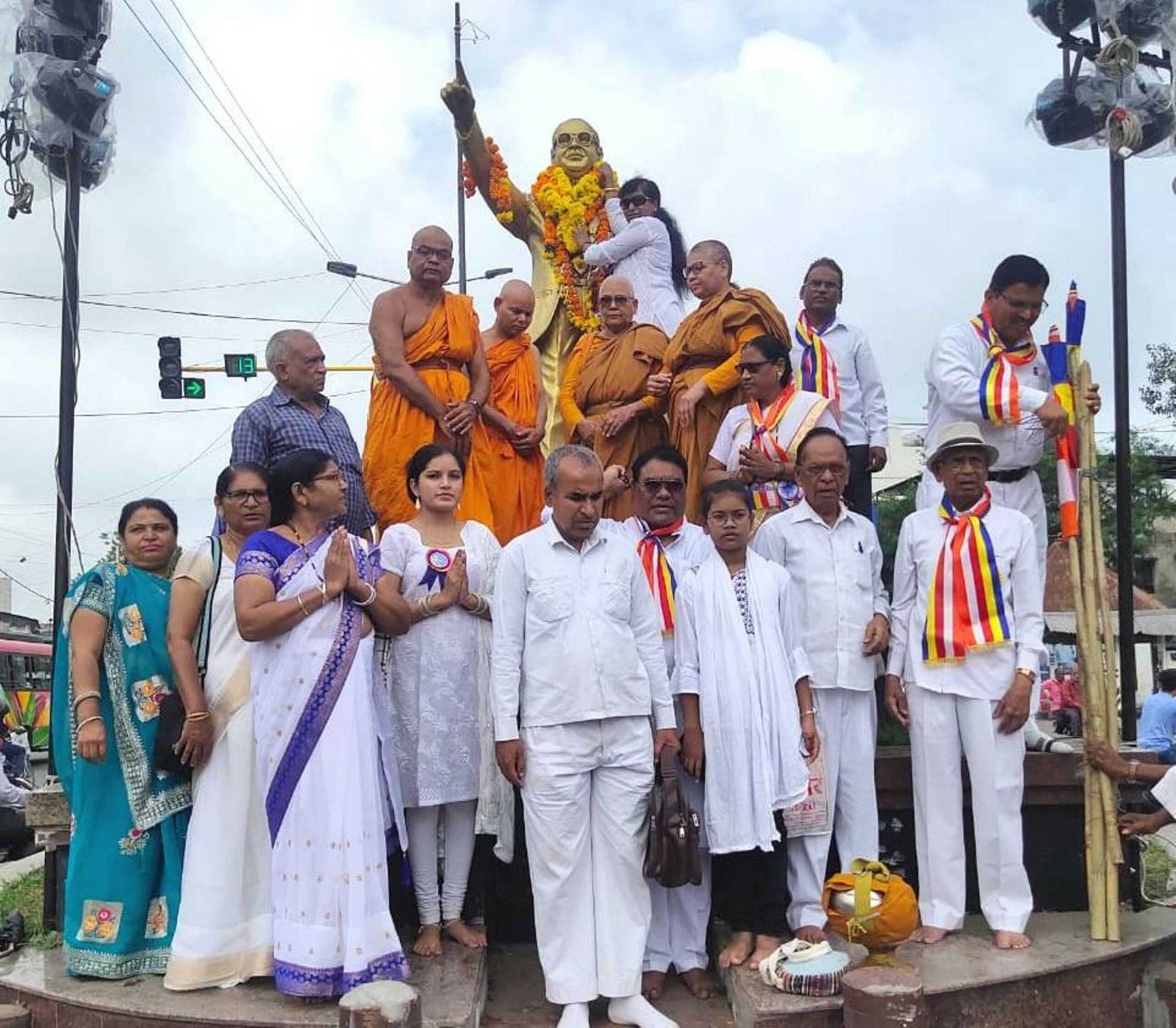 बौद्ध धर्म गुरू पहुंचे देवास, अम्बेडकर प्रतिमा पर किया माल्यार्पण
