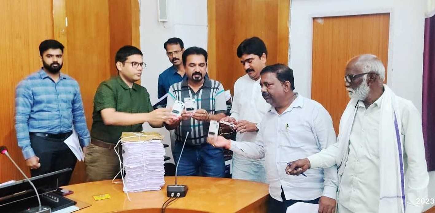 राजनैतिक दलों के प्रतिनिधियों को मतदाता सूची प्रदान की