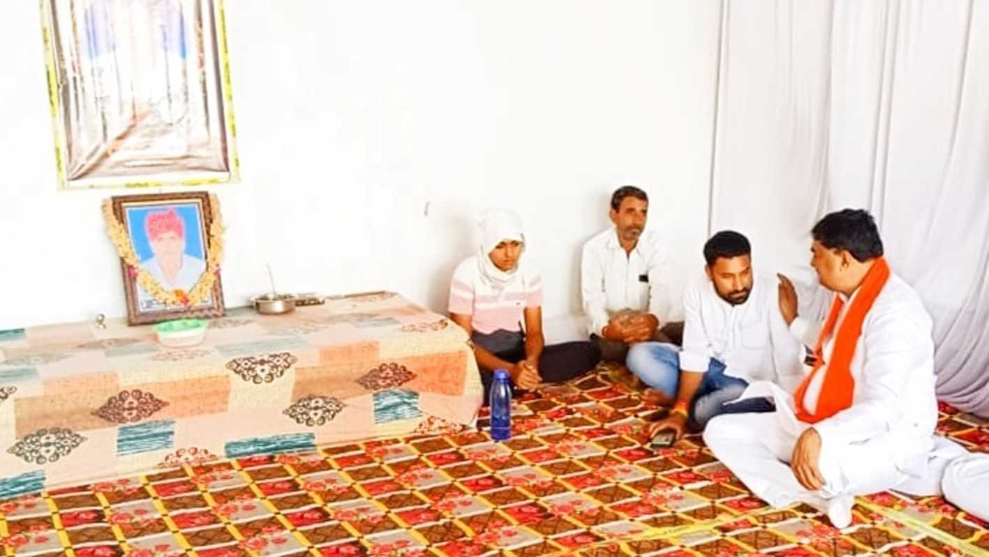 आत्मीय श्रद्धांजलि देने तजपुरा पहुंचे कृषि मंत्री  