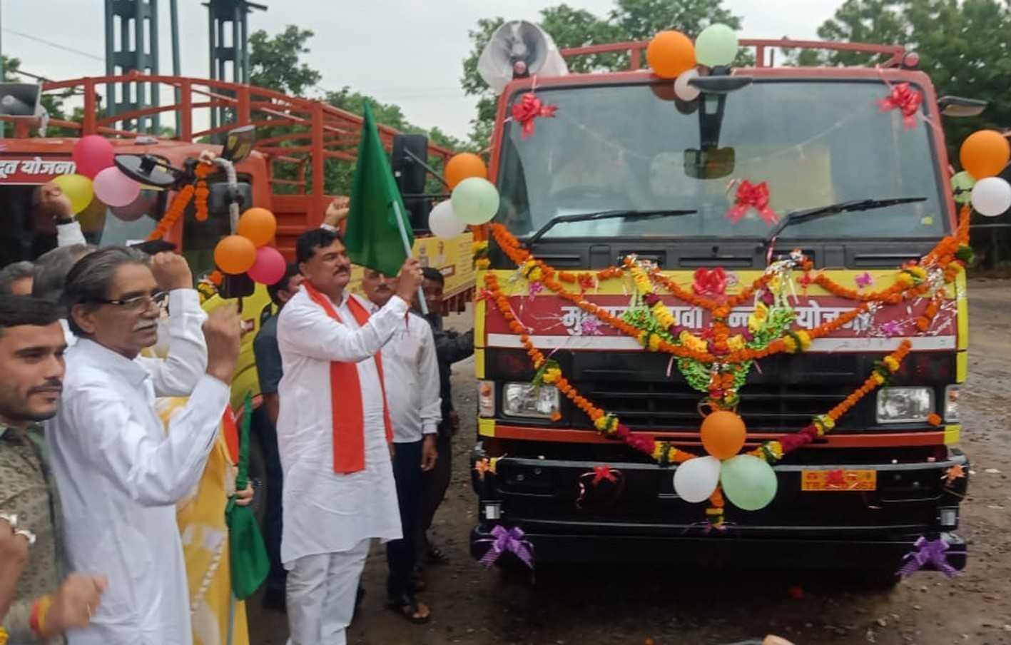 कृषि मंत्री ने वाहनों को हरी झंडी दिखाकर रवाना किया