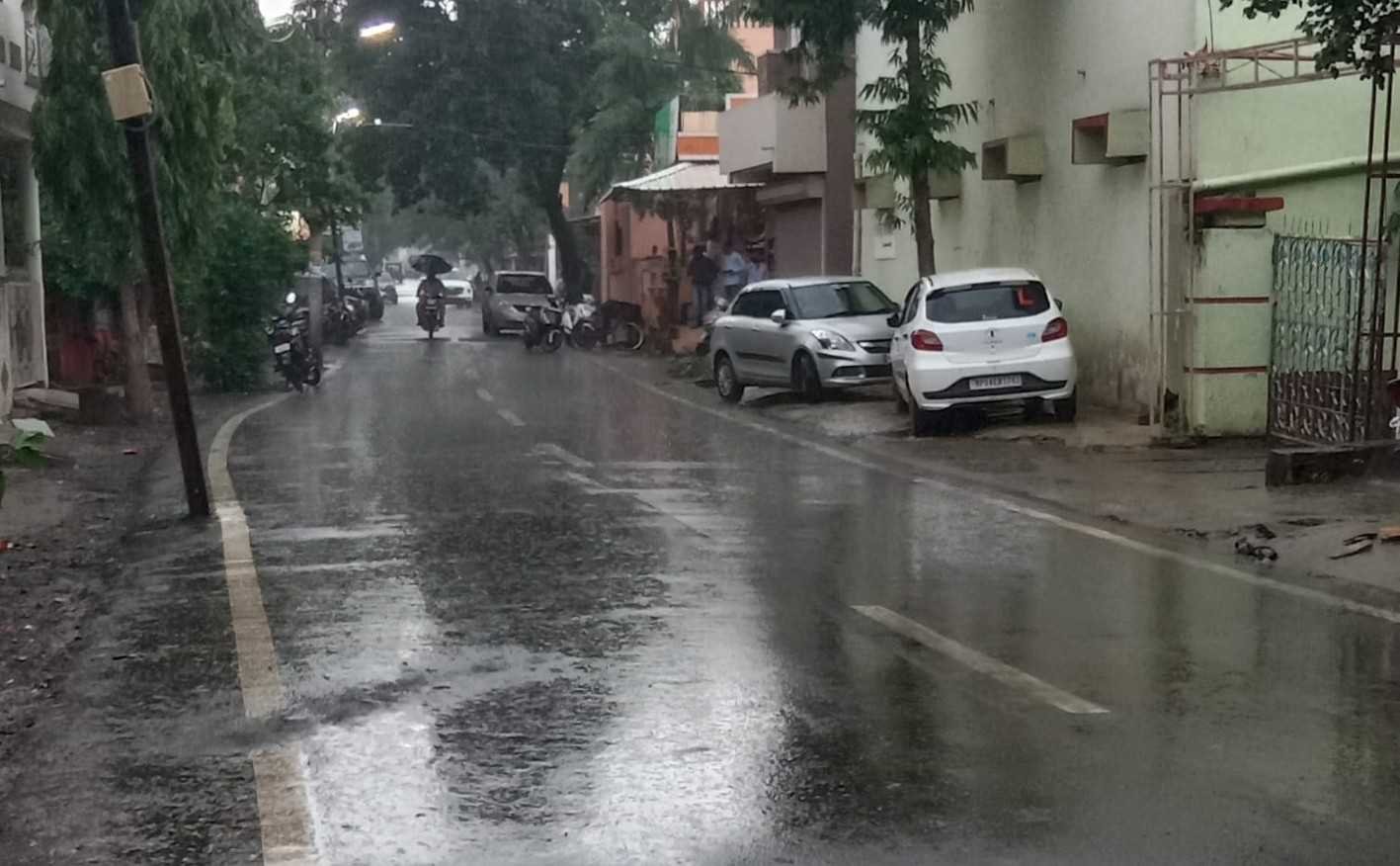 सावन की फुहार….  रिमझिम बारिश से मौसम में घुली ठंडक