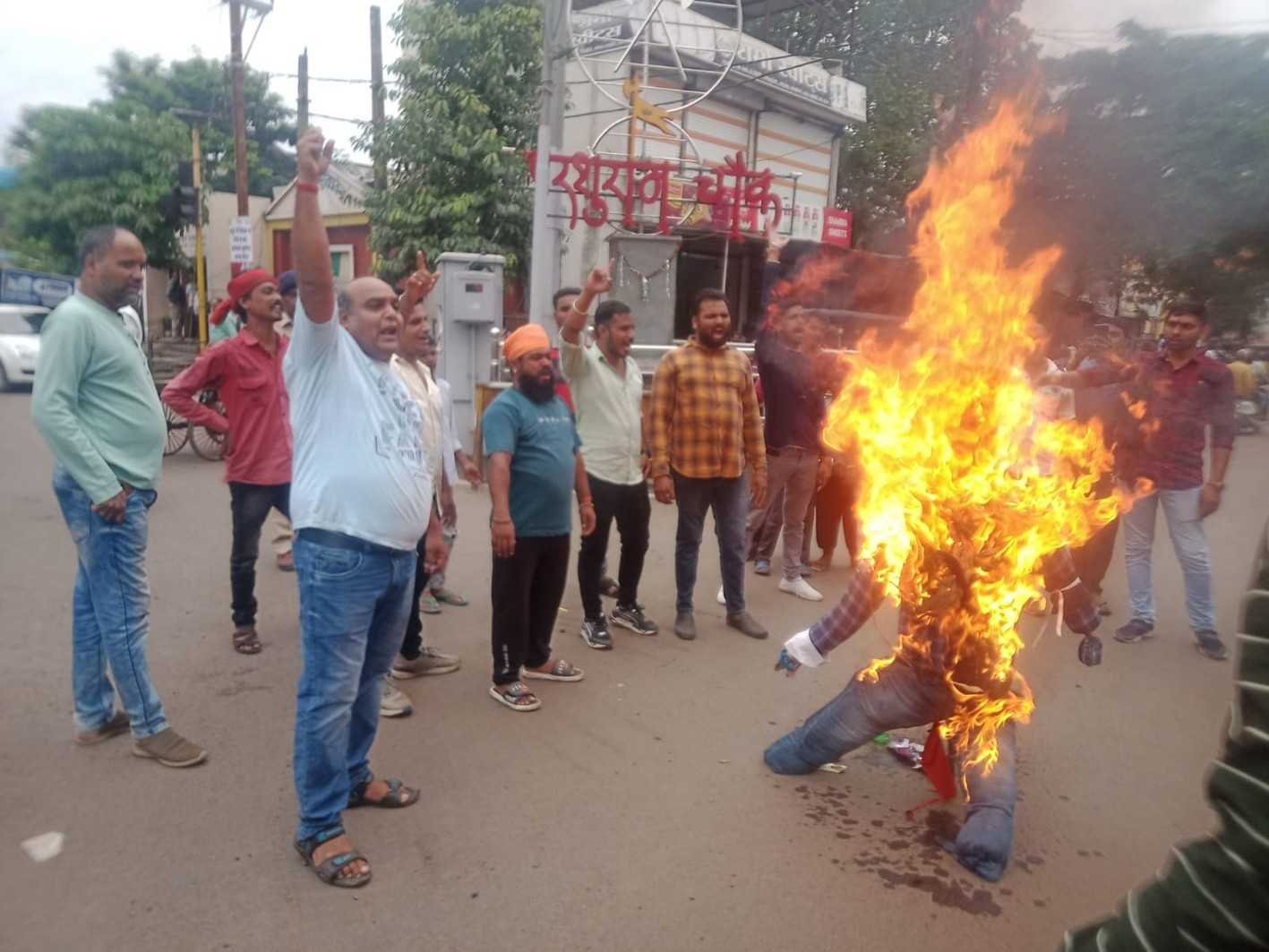 हिन्दू संगठनों ने पुतला फूंककर जताया विरोध