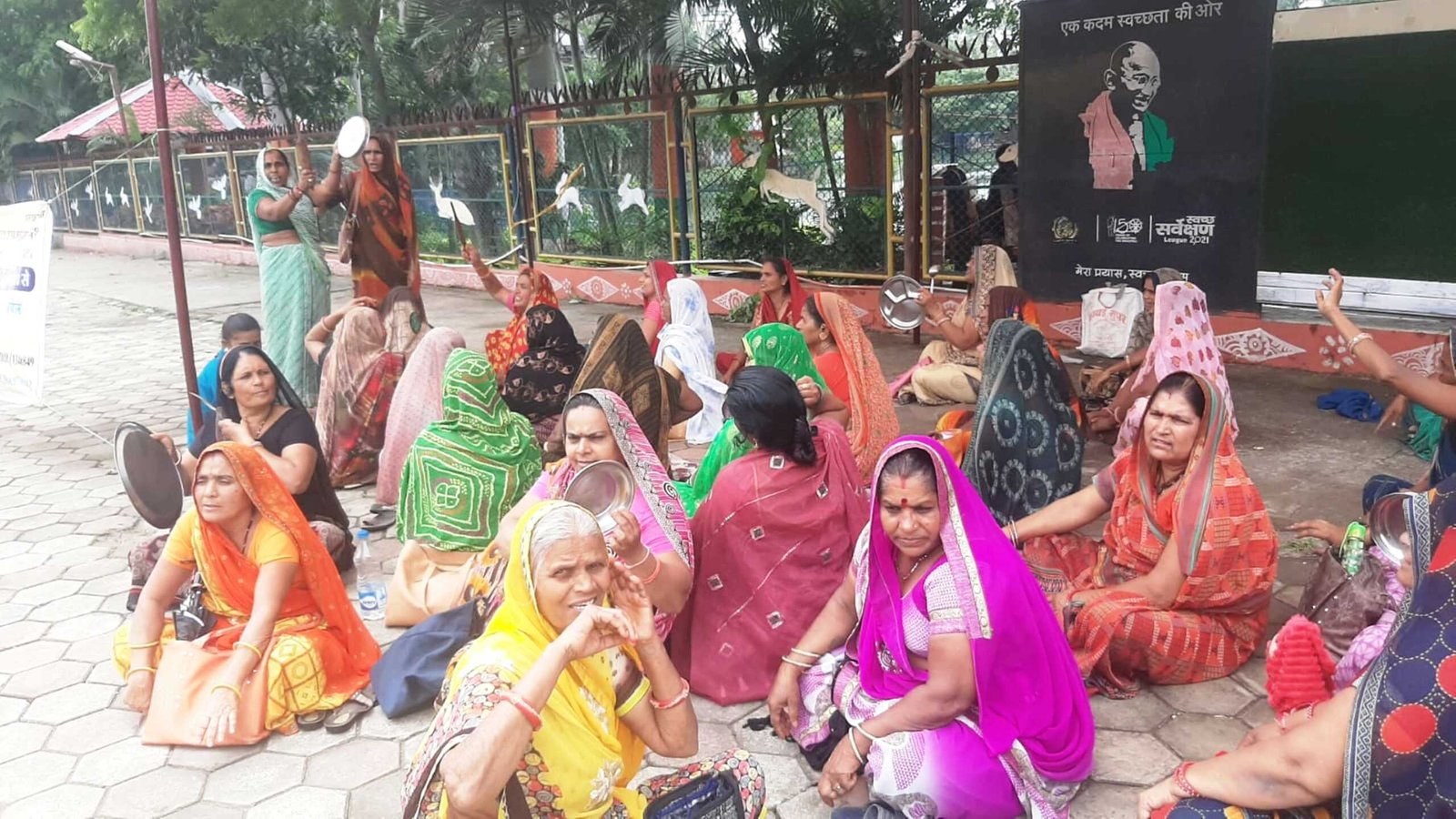 चकला बेलन और बर्तन लेकर धरना स्थल पर पहुंची स्व सहायता समूह की महिलाए