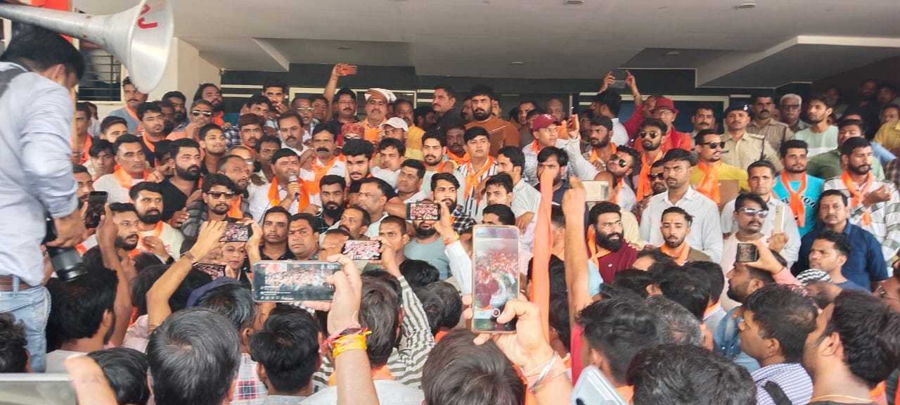नगर निगम ने हटा दिए कांग्रेसी नेता की कावड़ यात्रा के प. प्रदीप मिश्रा के फोटो लगे होर्डिंग्स, जमकर हुआ हंगामा