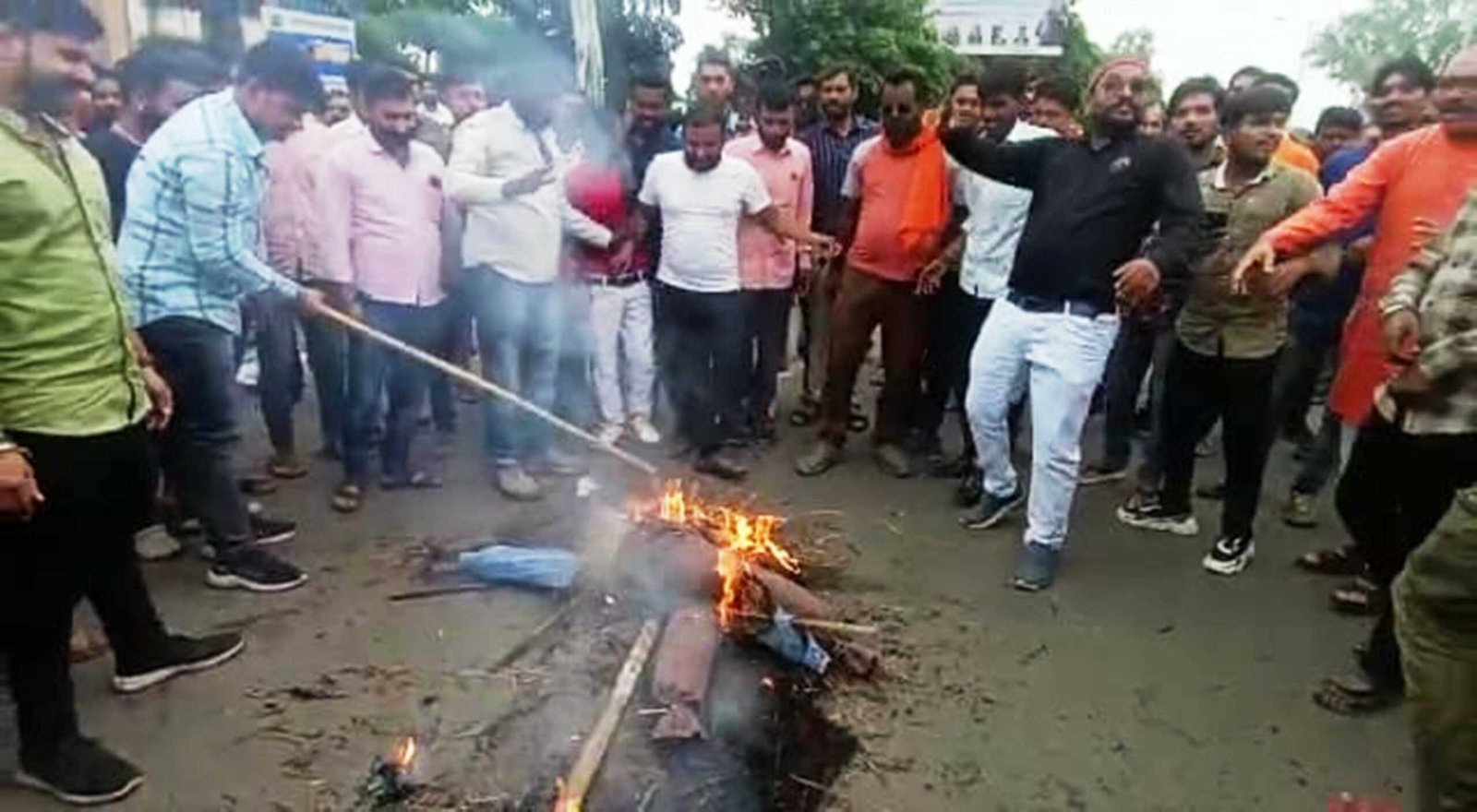 ब्रजमंडल जलाभिषेक यात्रा पर हुए पथराव के विरोध में विहिप बजरंग दल ने प्रदर्शन कर फूका पूतला