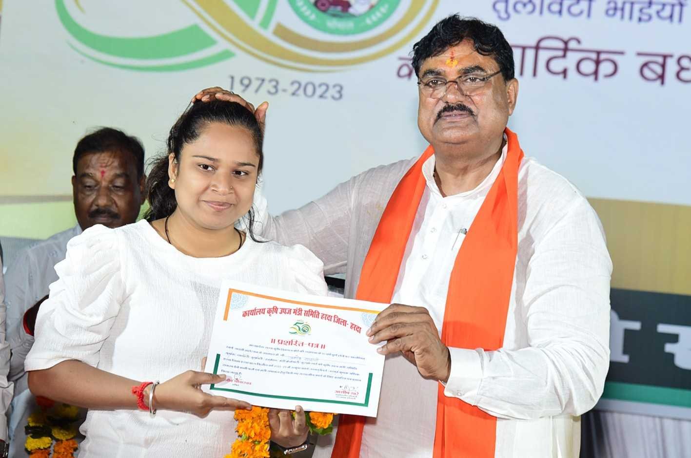 नम्रता मोराने को कृषि मंत्री ने किया सम्मानित