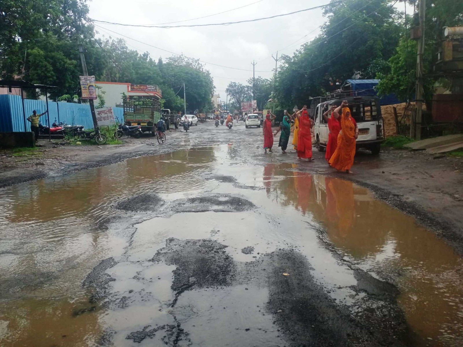 मुख्य मार्ग पर बड़े-बड़े गड्डो से आए दिन हो रही दुर्घटना, स्कूली बच्चे भी परेशान