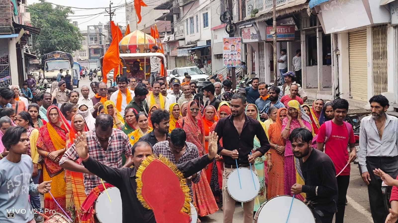 देवास से उज्जैन महाकालेश्वर मंदिर तक नेशनल यूनिटी ग्रुप की निकली विशाल पद यात्रा
