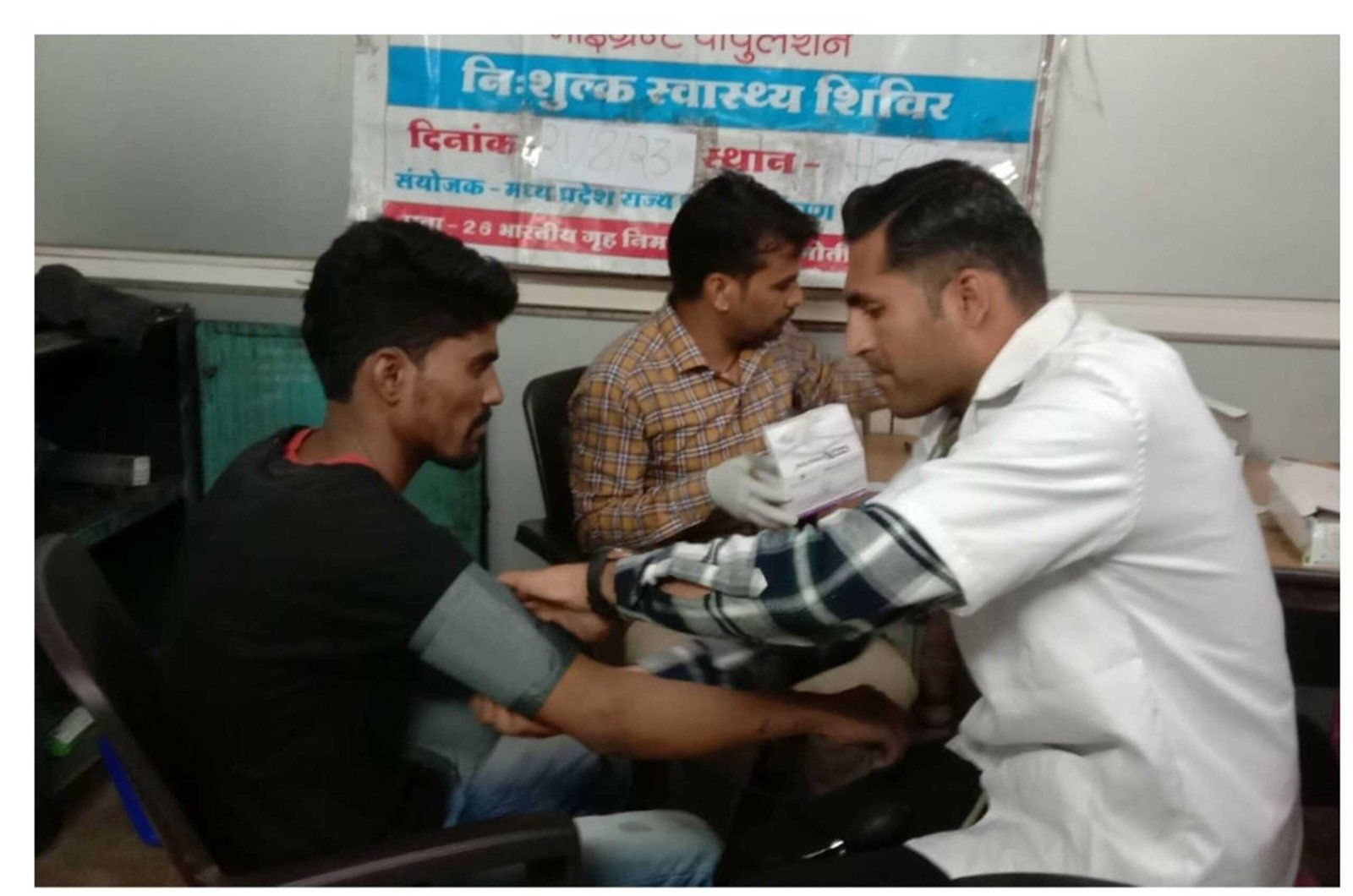 श्रमिकों का नि:शुल्क स्वास्थ्य परिक्षण कर बीमारियों के प्रति किया जागरूक