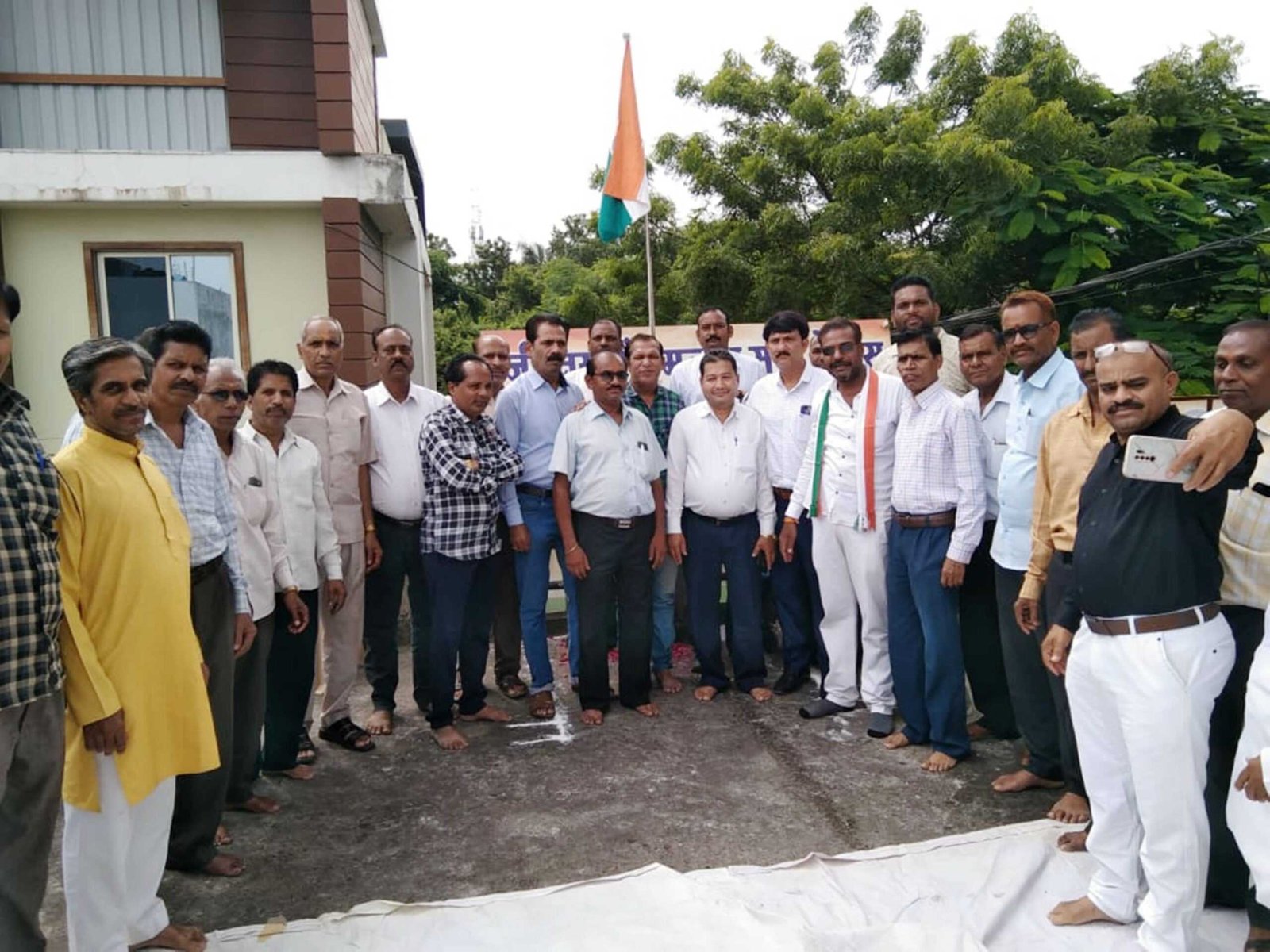 इंटक कार्यालय पर हुआ ध्वजारोहण, बांटी मिठाई