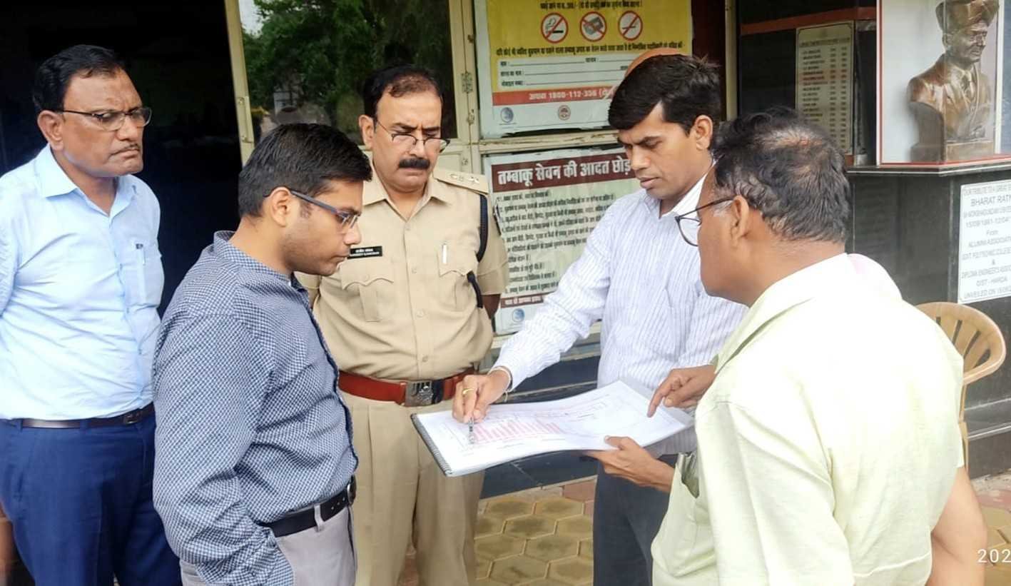 कलेक्टर ने स्ट्रांग रूम व मतगणना कक्षों की व्यवस्थाओं की समीक्षा की
