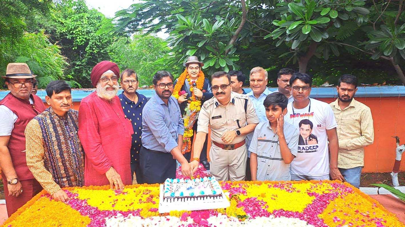 किशोर के दीवानों ने समाधि स्थल पर पहुंचकर मनाया जन्मदिवस