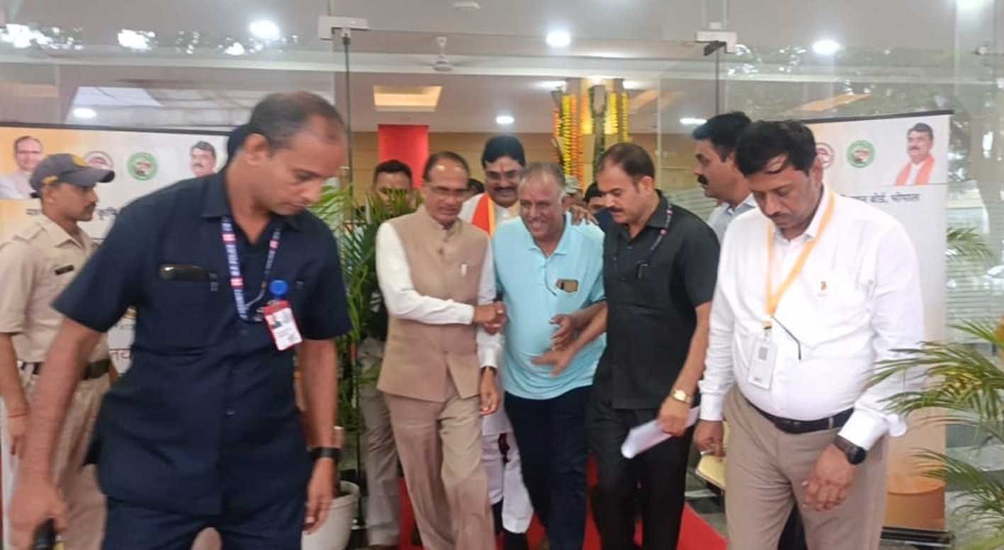 अनोखा तीर संपादक को सीएम शिवराज सिंह चौहान ने दी बधाई