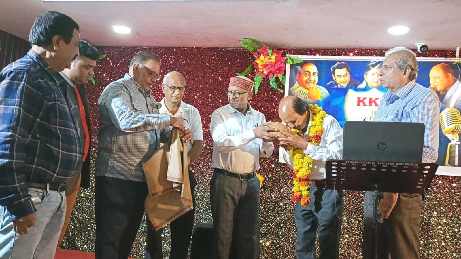 महान कलाकारों के गीतों की कराओके क्लब के कलाकारों ने दी प्रस्तुति, श्रोता हुए मंत्रमुग्ध