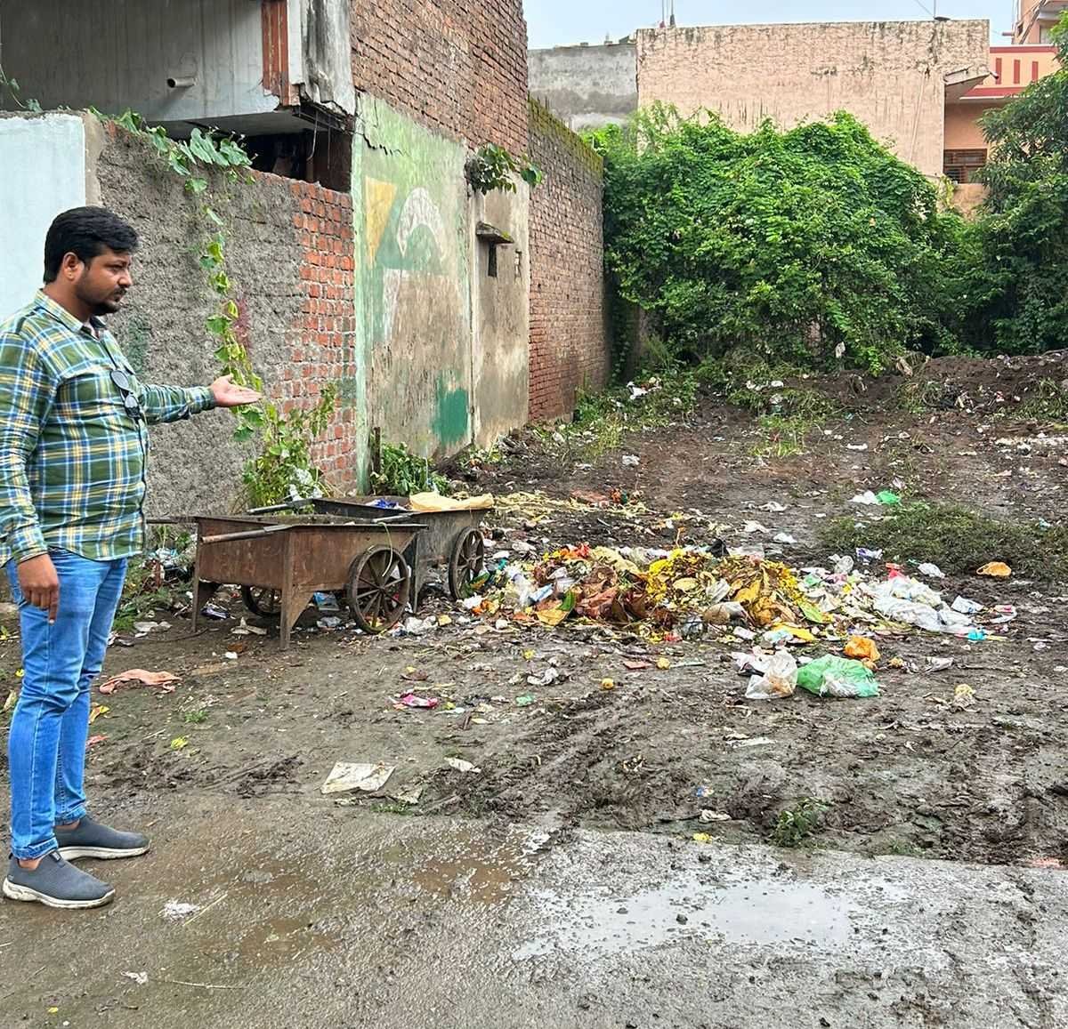 शहर के वार्डो में पसरी गंदगी, वही दूसरी ओर चल रहा स्वच्छता भारत अभियान