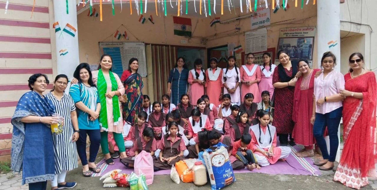 दृष्टिहिन बालिकाओं को खाद्य सामग्री का किया वितरण