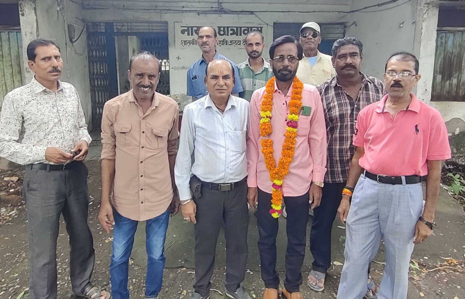 शास. वाहन चालक यांत्रिकी कर्मचारियों ने सेवानिवृत्ति पर वाहन चालक का सम्मान किया