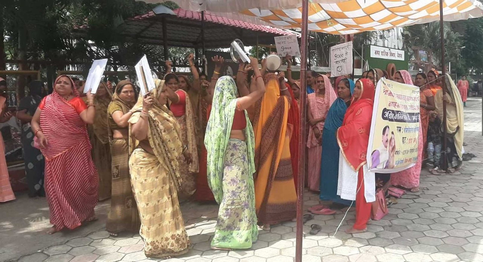 थाली चम्मच से महिलाओं ने गरबा कर धरना स्थल पर किया प्रदर्शन