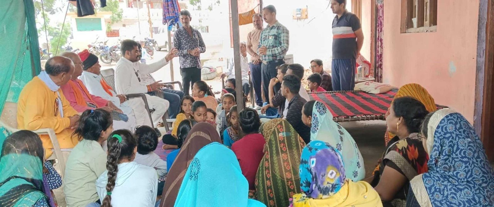 स्वच्छता में शहर को नंबर वन बनाने के लिए बस्ती में जाकर ब्रांड एंबेसडर पवार ने की परिचर्चा