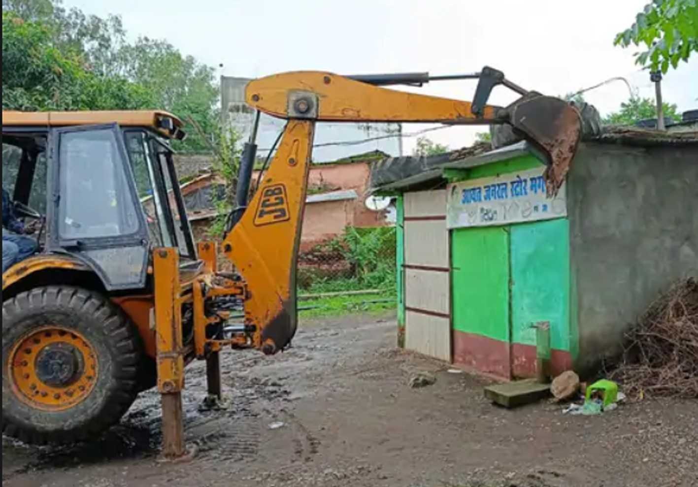 रेप के आरोपी के अवैध अतिक्रमण पर चला बुलडोजर