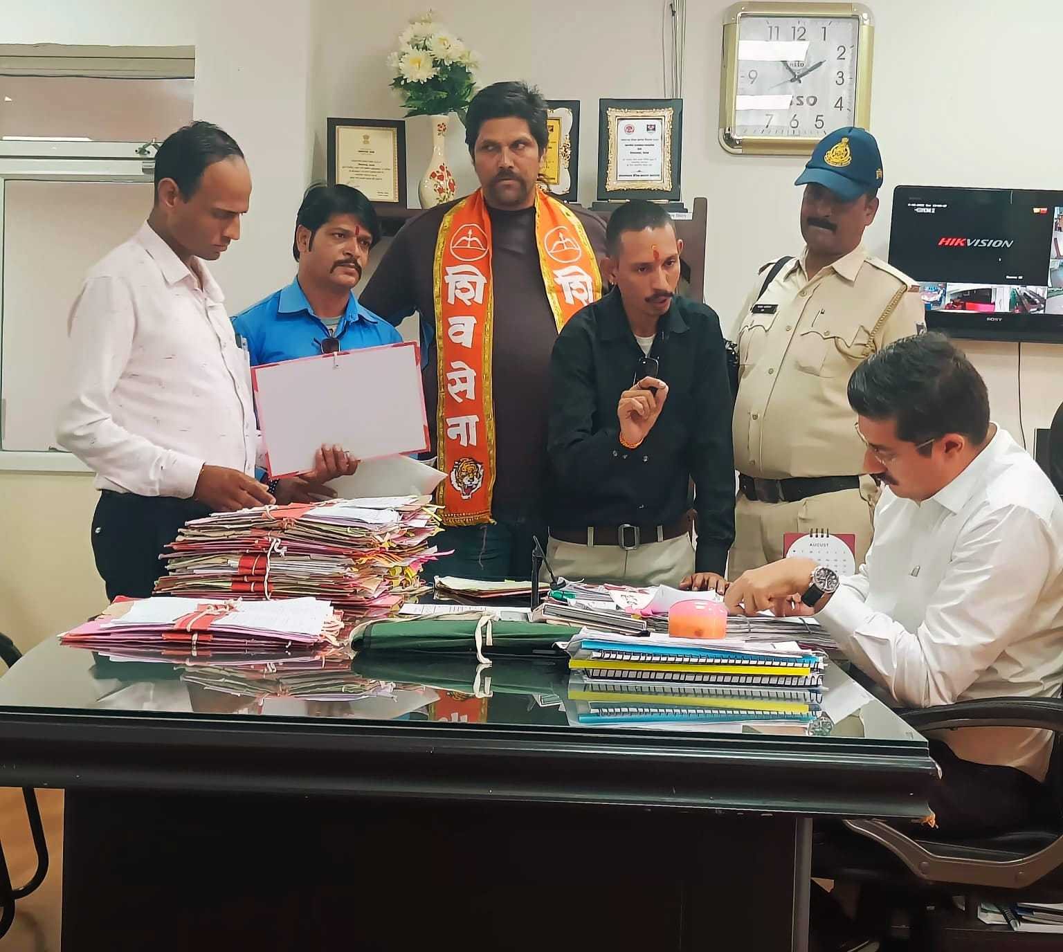 निगम अधिकारियों ने मांस, मटन दुकान संचालक करने के लायसेंस, रिन्यु अनुमति की दी गलत जानकारी