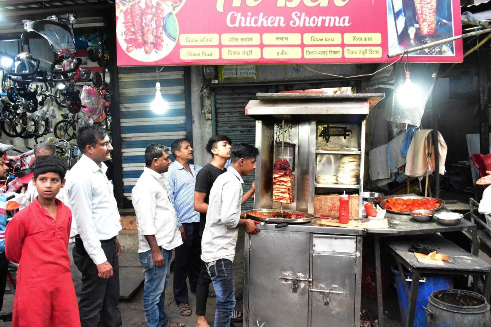 दुकानो के सामने रखी सामग्री को निगम की टीम ने हटाया