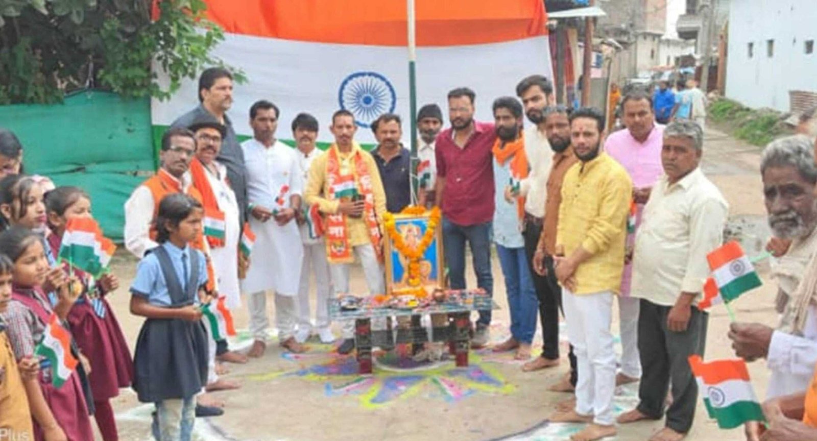 सयाजी द्वार पर वितरित किए 1100 तिरंगे