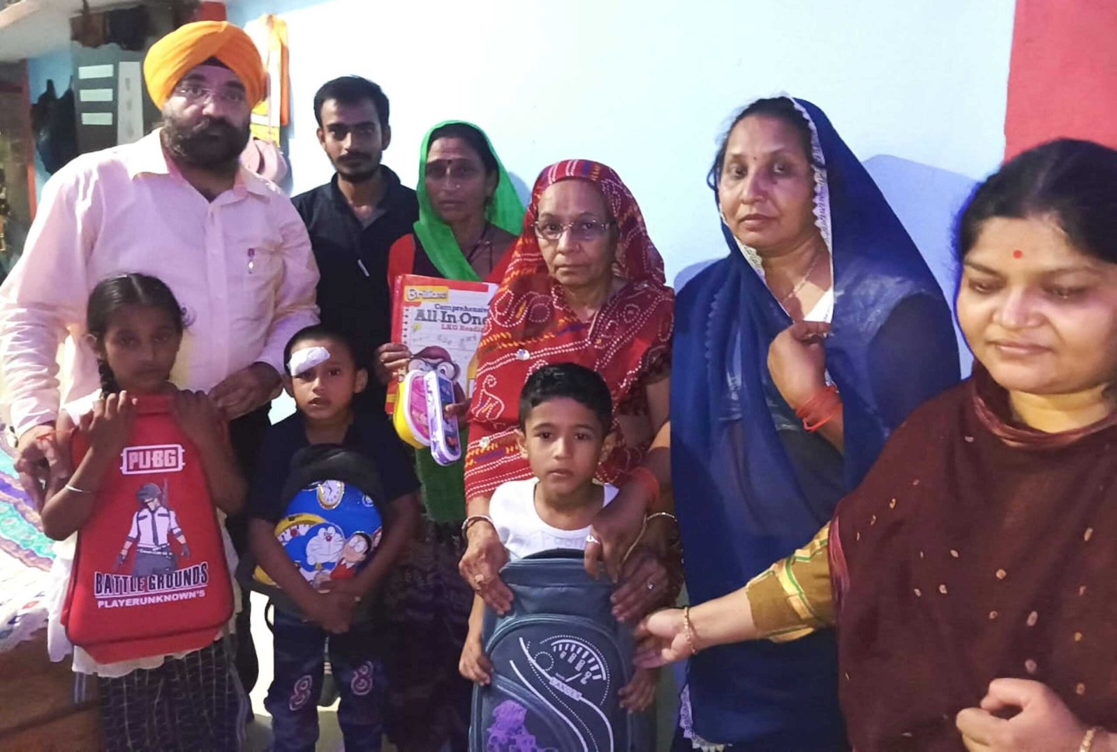 3 जरूरतमंद बच्चों की पढ़ाई का जिम्मा संस्था दशमेश ने लिया