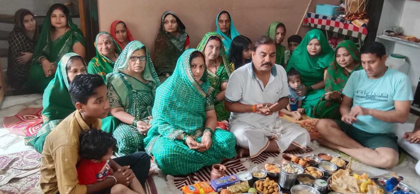 पुरूषोत्तम मास में प्रभुद्वय की आराधना….  भगवान को 56 भोग लगाकर की महाआती